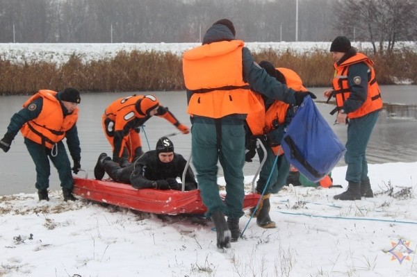 В Бресте отработали действия по спасению людей, терпящих бедствие на льду В Бресте отработали действия по спасению людей, терпящих бедствие на льду