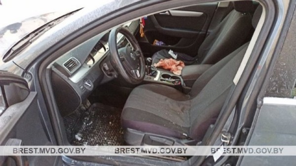 Разбито стекло, в салоне беспорядок и видны следы крови, поблизости лежит камень. Случай в Брестской области