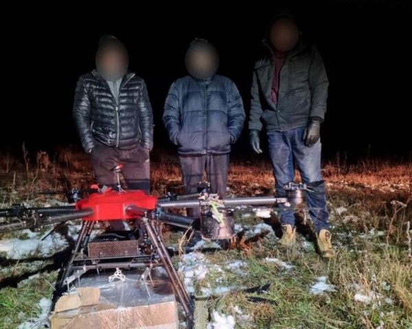 Литовские пограничники перехватили дрон с белорусскими сигаретами на 12 тысяч евро. Груз не забрали сразу – и не зря