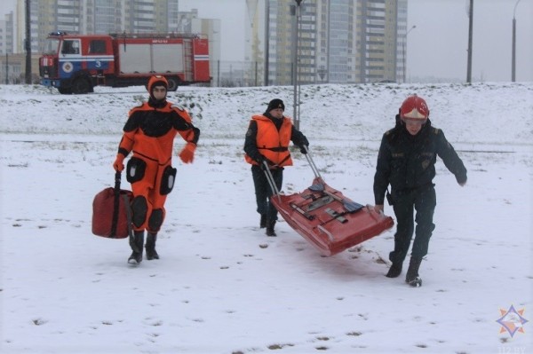 В Бресте отработали действия по спасению людей, терпящих бедствие на льду В Бресте отработали действия по спасению людей, терпящих бедствие на льду