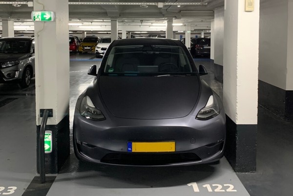 «За год зарядка подорожала в три раза». Белорус, который проживает в Нидерландах, посчитал экономию от Tesla Model Y