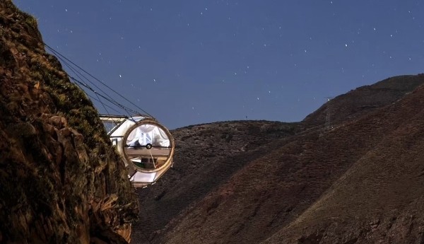 Не для слабонервных. Всем желающим предлагают переночевать в прозрачных капсулах, подвешенных к отвесной скале Не для слабонервных. Всем желающим предлагают переночевать в прозрачных капсулах, подвешенных к отвесной скале