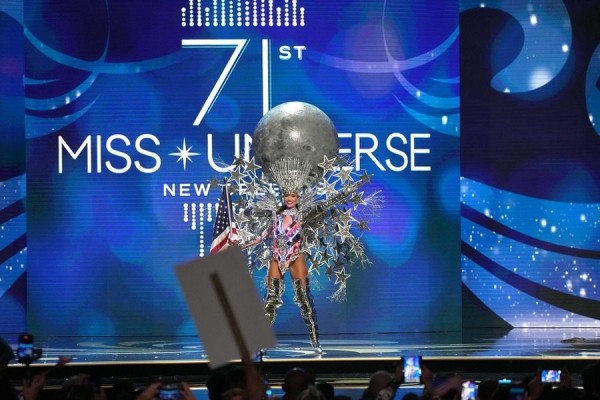 Титул «Мисс Вселенная» получила красавица из США. Она появилась в очень необычном костюме