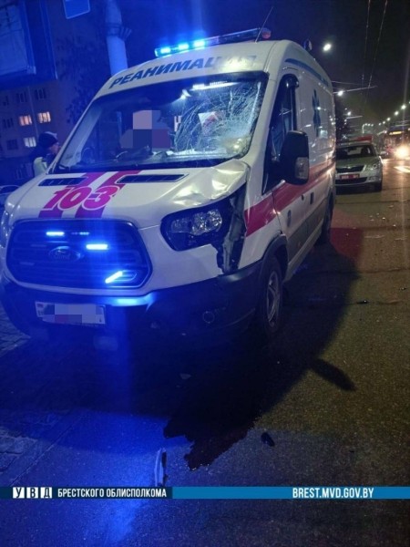 В Бресте водитель скорой помощи сбил человека. Пешеход погиб В Бресте водитель скорой помощи сбил человека. Пешеход погиб