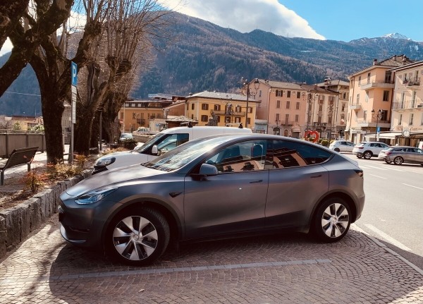 «За год зарядка подорожала в три раза». Белорус, который проживает в Нидерландах, посчитал экономию от Tesla Model Y