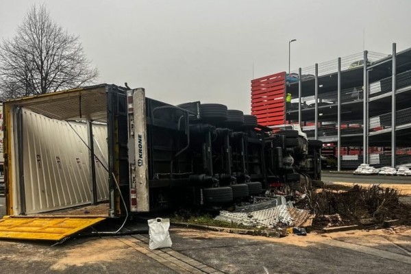 В Германии в ДТП опрокинулась фура с белоруской за рулем