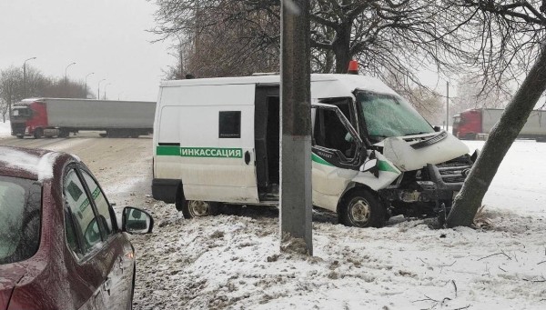 В Могилеве машина инкассаторов врезалась в дерево: пострадал человек