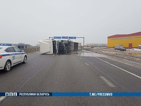Смертельное ДТП на М1 с опрокинувшимся грузовиком. Причина аварии Смертельное ДТП на М1 с опрокинувшимся грузовиком. Причина аварии
