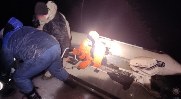 В Беларуси четверо рыбаков оказались на дрейфующей льдине В Беларуси четверо рыбаков оказались на дрейфующей льдине