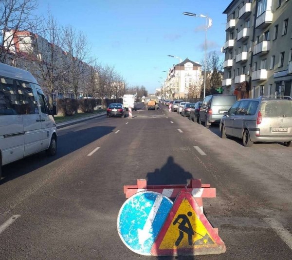 Брестские дорожники, встретив Новый год, занялись ямочным ремонтом Брестские дорожники, встретив Новый год, занялись ямочным ремонтом