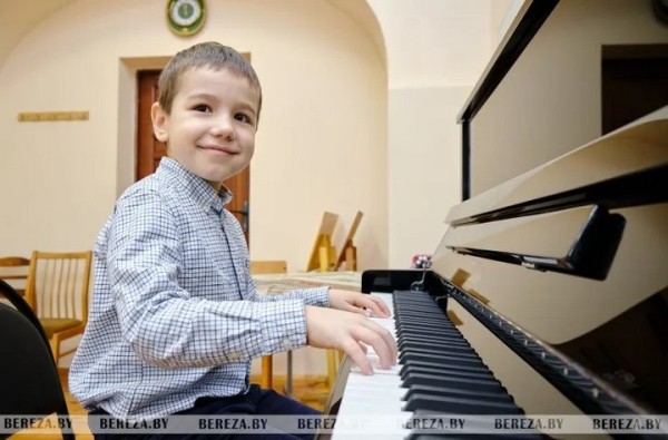 Детским школам искусств Березовского района подарили шесть пианино