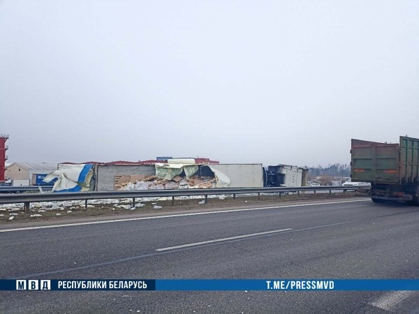 Смертельное ДТП на М1 с опрокинувшимся грузовиком. Причина аварии Смертельное ДТП на М1 с опрокинувшимся грузовиком. Причина аварии