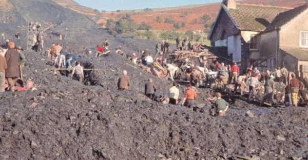 Эта трагедия унесла жизни 116 школьников. Никто так и не был наказан Эта трагедия унесла жизни 116 школьников. Никто так и не был наказан