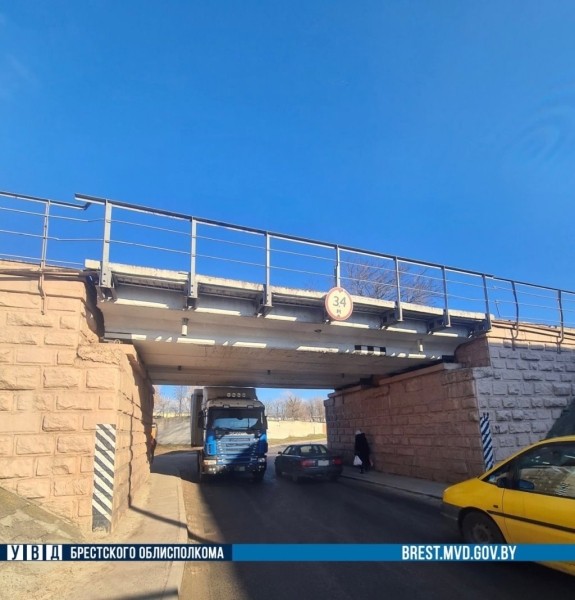 В Бресте фура не проехала под путепроводом