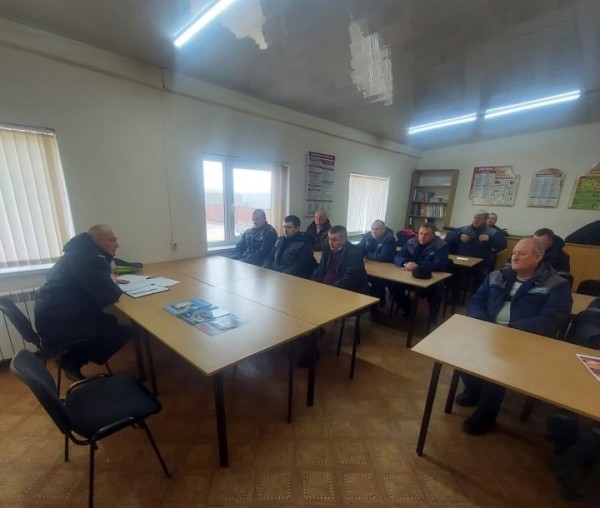 И такое бывает. Прямо на работе мужчину лишили прав на 5 лет и выписали штраф на 7400 рублей