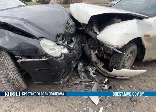 Mercedes и SEAT столкнулись в Пинске Mercedes и SEAT столкнулись в Пинске