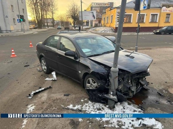 Две легковушки столкнулись на оживленном перекрестке в Барановичах, одна из них влетела в опору светофорного объекта