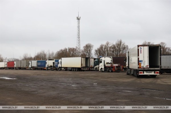 Почти два десятка большегрузов вернулись в «Козловичи» после введенных Польшей ограничений Почти два десятка большегрузов вернулись в «Козловичи» после введенных Польшей ограничений