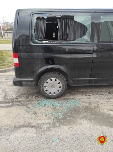 Брестчанину разбили стекло в машине, похитили деньги и документы. Кто это сделал? Брестчанину разбили стекло в машине, похитили деньги и документы. Кто это сделал?