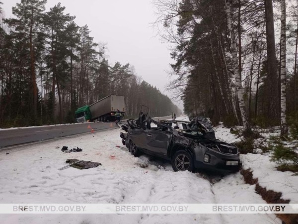 В Брестской области водитель врезался в полуприцеп от фуры В Брестской области водитель врезался в полуприцеп от фуры