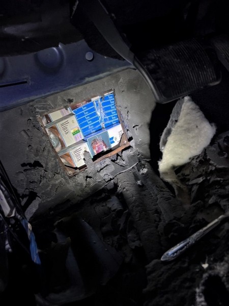 Контрабандисты думали, что успешно перевезли сигареты через границу. Как вдруг их остановили Контрабандисты думали, что успешно перевезли сигареты через границу. Как вдруг их остановили