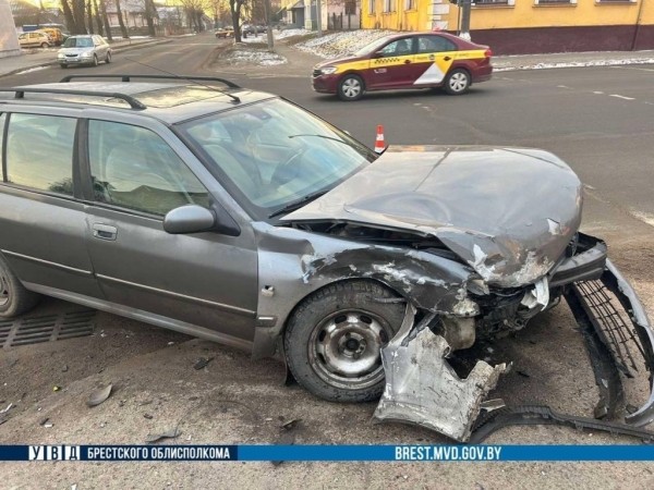 Две легковушки столкнулись на оживленном перекрестке в Барановичах, одна из них влетела в опору светофорного объекта