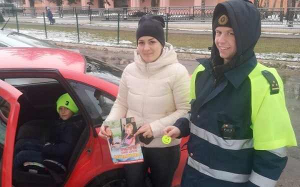 До какого возраста нужно перевозить ребенка в автокресле, рассказали в ГАИ