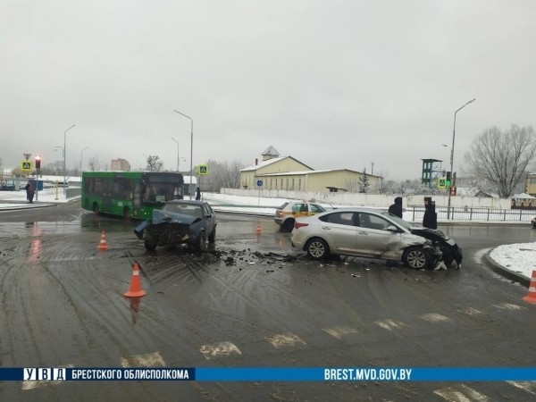 Утром в Пинске жестко столкнулись автомобили. Кто виноват?