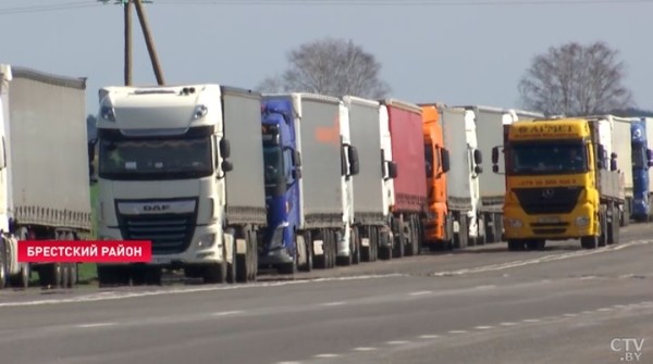30-километровая очередь на границе: под Брестом организовали торговлю питанием для водителей 30-километровая очередь на границе: под Брестом организовали торговлю питанием для водителей