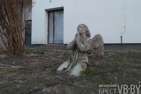 К кому взывает ангел? Необычная скульптура на Б.Космонавтов в Бресте К кому взывает ангел? Необычная скульптура на Б.Космонавтов в Бресте