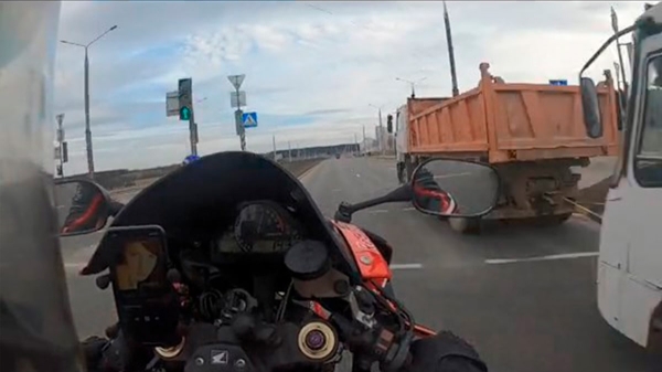 Парень разогнался 179 км/ч на мотоцикле в Гродно и пожаловался, что его не видят автомобилисты Парень разогнался 179 км/ч на мотоцикле в Гродно и пожаловался, что его не видят автомобилисты