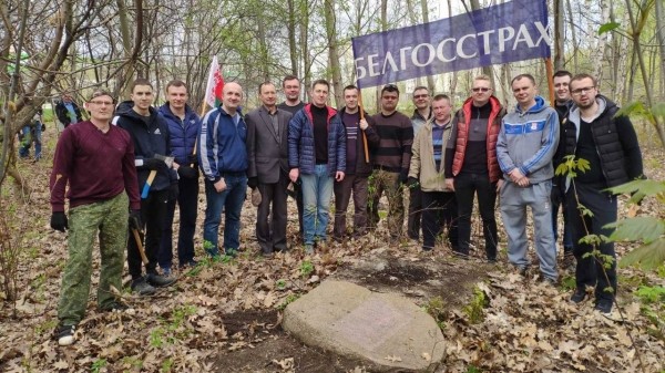 Во время субботника в парке воинов-интернационалистов неожиданно нашли плиту. Что там написано?
