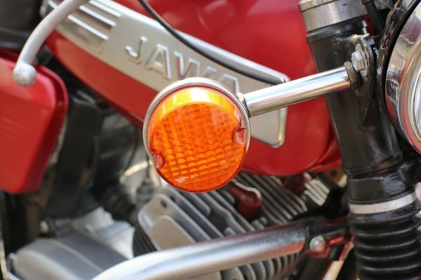 Белорус продает «Яву» за 1 500 долларов по курсу Белорус продает «Яву» за 1 500 долларов по курсу