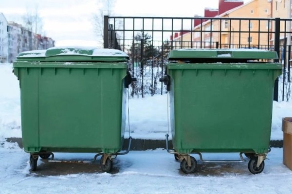 Мусорный контейнер повредил машину во дворе. ЖЭС: виноват ветер Мусорный контейнер повредил машину во дворе. ЖЭС: виноват ветер