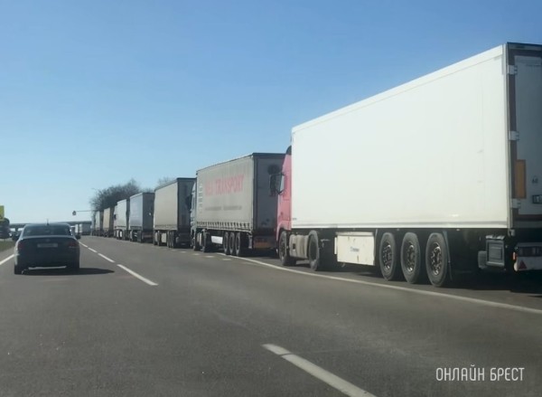 ГПК: у единственного работающего пункта пропуска на границе с Польшей скопилось более 1 тыс. фур