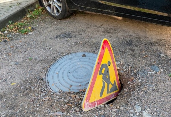 Белорус наехал на люк и разбил автомобиль. Подал в суд на коммунальщиков и выиграл Белорус наехал на люк и разбил автомобиль. Подал в суд на коммунальщиков и выиграл