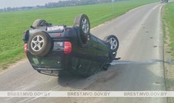 Был пьян. Под Брестом водитель из Каменца перевернулся на Toyota