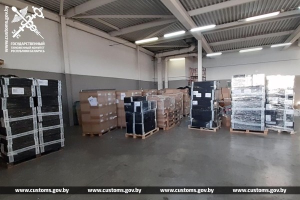 Брестские таможенники пресекли попытку незаконного перемещения крупной партии одежды