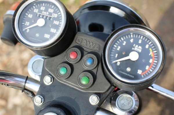 Белорус продает «Яву» за 1 500 долларов по курсу Белорус продает «Яву» за 1 500 долларов по курсу