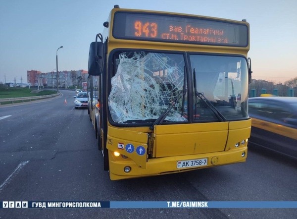 Пешеход перепрыгнул ограждение и побежал прямо под автобус. Опубликовано видео