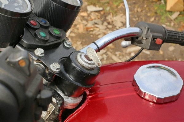 Белорус продает «Яву» за 1 500 долларов по курсу Белорус продает «Яву» за 1 500 долларов по курсу