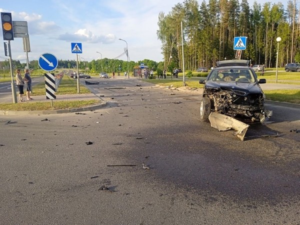 Это точно BMW? Что стало с двумя «баварцами» после жесткого ДТП в Беларуси. Видео удара