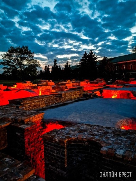 В Брестской крепости включат художественную подсветку В Брестской крепости включат художественную подсветку