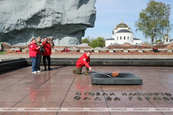 Частицу Вечного огня с Поклонной горы доставили в Брестскую крепость