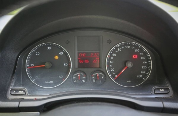 «Брал новым у дилера в 2009 году». Белорус показал VW Jetta 1.9 TDI, который до сих пор обслуживает у «официалов»