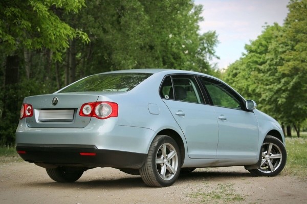 «Брал новым у дилера в 2009 году». Белорус показал VW Jetta 1.9 TDI, который до сих пор обслуживает у «официалов»
