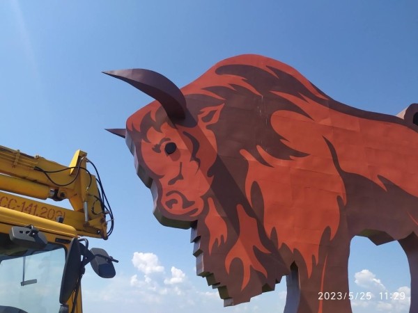 У огромного зубра на трассе М1 теперь светятся глаза