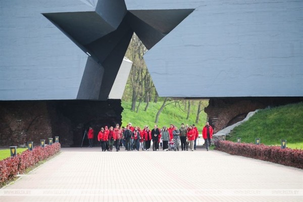 Частицу Вечного огня с Поклонной горы доставили в Брестскую крепость