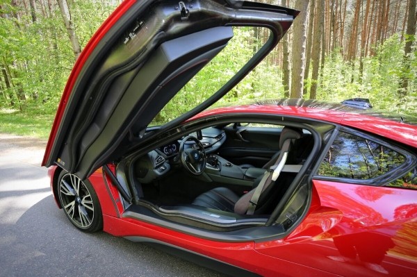 22-летний парень из Жодино купил BMW i8 за $100 тысяч — доволен?