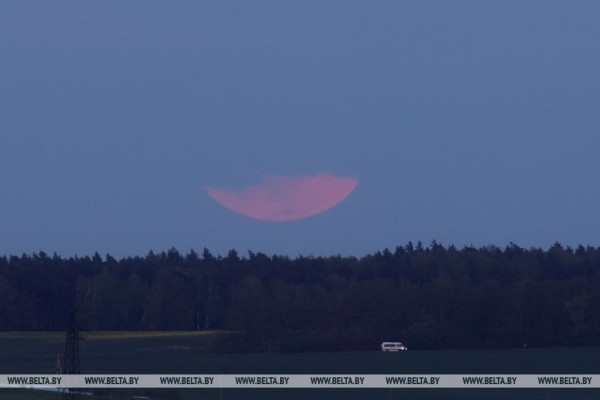 Если пропустили: Посмотрите на вчерашнее полутеневое затмение луны и цветочное полнолуние